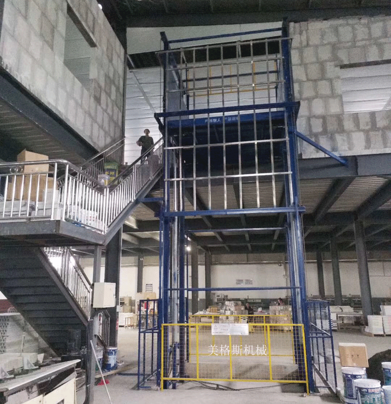 成都蜀林印务定做的大吨位升降货梯安装调试完毕