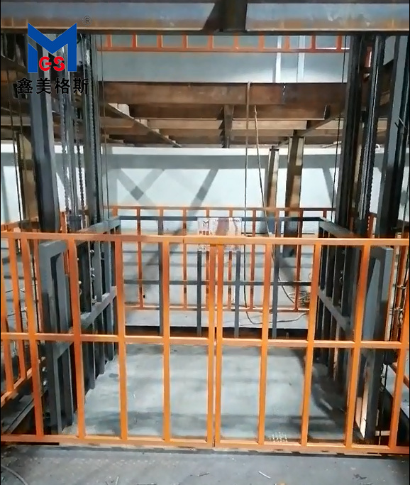 四川宜宾临港区客户订购1台升降货梯